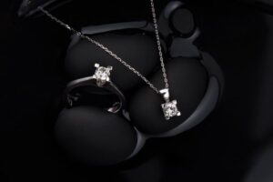 Fine Jewelry vs. Fashion Jewelry: Key Differences Explained