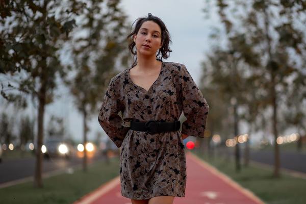 how to style a belt with a dress