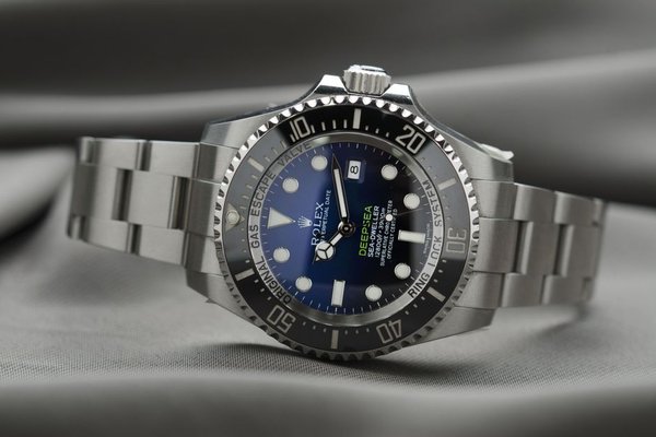 sapphire vs mineral watch crystal